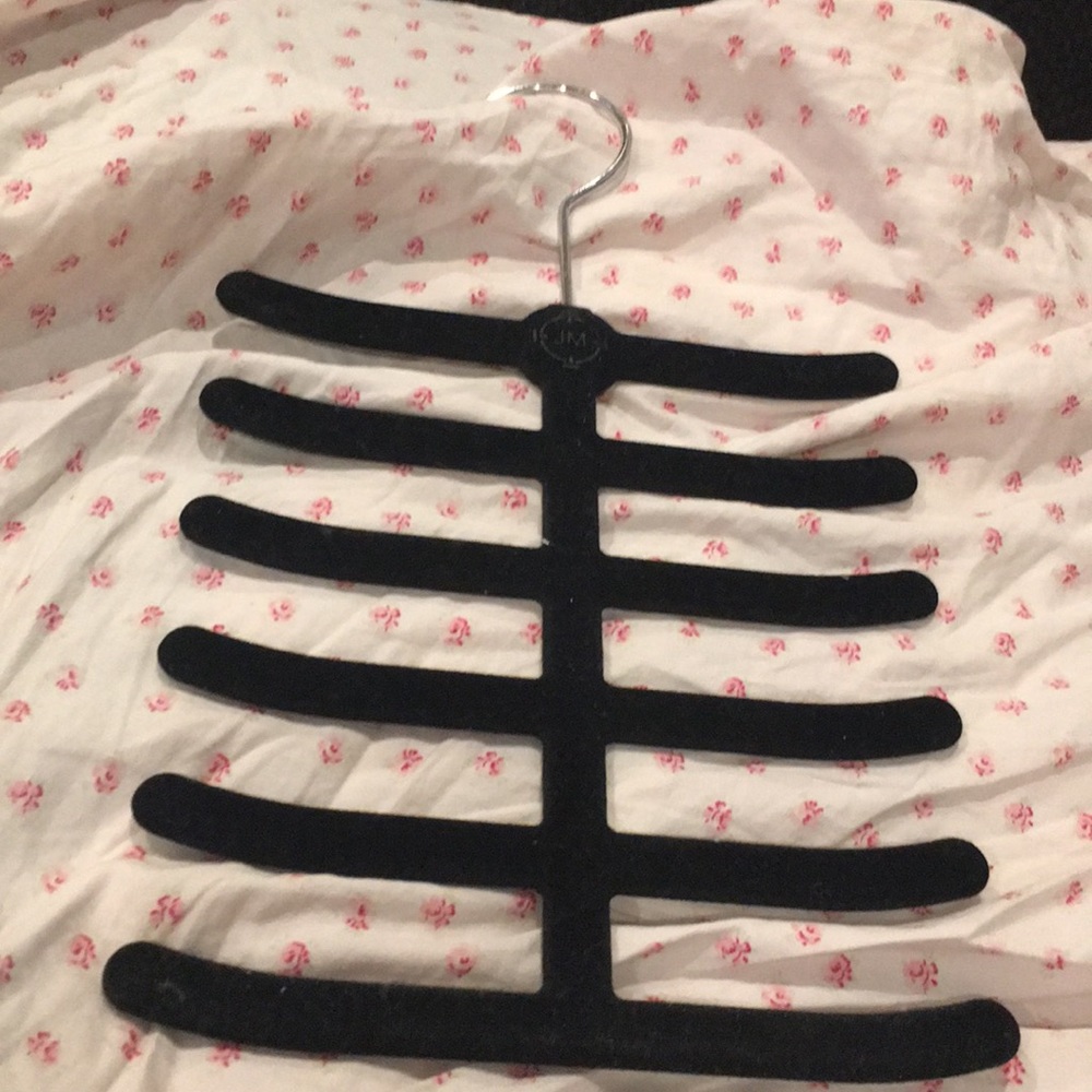 Tie/scarf holder